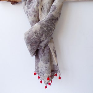 Foulard en mousseline de coton court teint en plantes grise, foulard dété teint à la main, gris, teint en écologie, foulard en coton, foulard en mousseline image 4