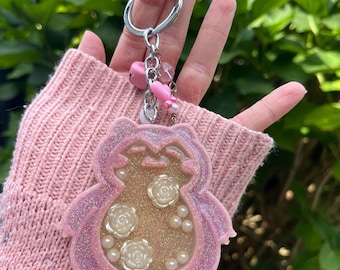 Charm para bolso de Snorlax con rosas blancas