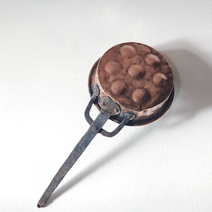 Eierpfanne aus Kupfer, französische Vintage-Küchenwanddekoration, alte Utensilien.