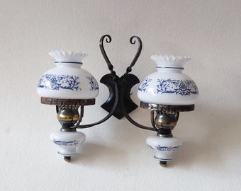 Milk glass floral sconces, vintage french lighting, déco cottage.