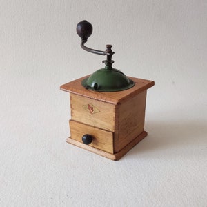 Rustieke koffiemolen, vintage Frans, vintage keukeninrichting.