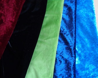 Könnte beinhalten: Fünf Stoffmuster in verschiedenen Farben: Burgunderrot, Schwarz, Grün, Blau und Hellblau. Der Stoff hat eine Samtstruktur.
