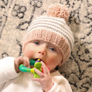 Berretto Blush Baby, Cappello a righe per bambina, Cappello invernale lavorato a maglia, Vestito per il ritorno a casa, Regalo per bambina, Accessorio per foto neonata, Berretto rosa per neonati, Regalo per la doccia