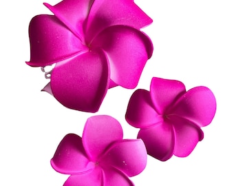 Puede incluir: Tres pinzas para el pelo con forma de flor rosa. Las flores están hechas de un material suave y flexible y tienen un diseño de cinco pétalos.