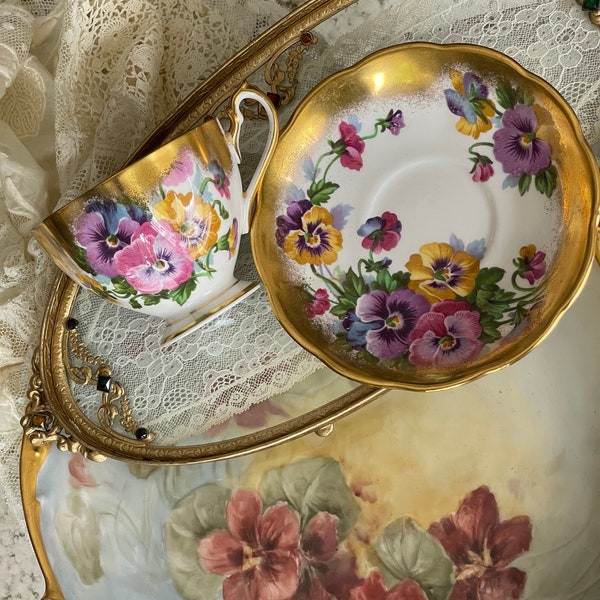 Tasse à thé et soucoupe en porcelaine fine Queen Anne fabriquée en Angleterre.