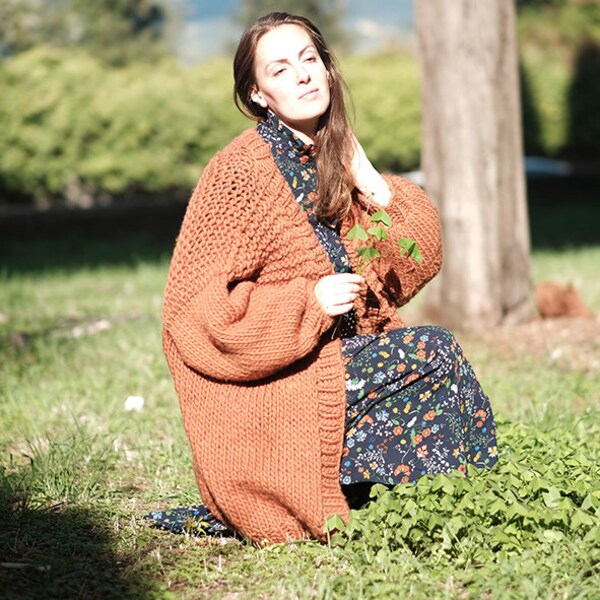 woman rust cardigan, knitwear chunky and warm, pure wool, oversize, cardigan ruggine, fatto a mano, pura lana, taglia unica, maglieria donna