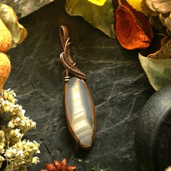 Pendentif agate blanche à bandes collier cabochon fil de cuivre wire wrapping