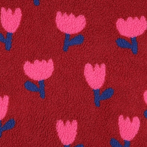 Pode incluir: Um close-up de um tecido vermelho com um padrão repetido de flores de tulipa rosa com caules azuis. O tecido tem uma aparência texturizada e difusa, e as flores são uniformemente espaçadas.