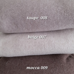 Könnte beinhalten: Drei Stoffmuster in verschiedenen Brauntönen. Das obere Muster ist ein hellbraunes Muster mit der Bezeichnung "taupe 008", das mittlere Muster ist ein hellerer Braunton mit der Bezeichnung "beige 007" und das untere Muster ist ein dunklerer Braunton mit der Bezeichnung "mocca 009".
