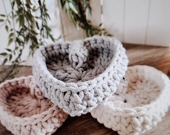 Crochet basket in heart shape 13 x 13 x 4 cm