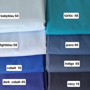 Könnte beinhalten: Eine Auswahl gefalteter Stoffmuster in verschiedenen Blau- und Türkistönen. Die Stoffmuster sind mit Farbbezeichnungen und Nummern versehen, darunter "babyblau 50", "türkis 48", "lightblau 58", "jeans 90", "indigo 65", "cobalt 15", "dark cobalt 45" und "navy 14".