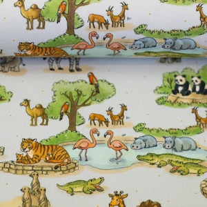 Könnte beinhalten: Ein hellblauer Stoff mit einem sich wiederholenden Muster aus verschiedenen Tieren wie Tigern, Kamelen, Flamingos, Flusspferden, Krokodilen, Pandas und Papageien, durchsetzt mit grünen Bäumen und kleinen orangefarbenen Punkten auf der gesamten Fläche.