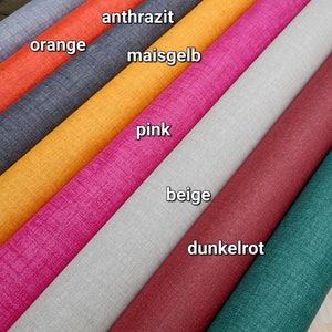 Könnte beinhalten: Nahaufnahme von acht Stoffproben in verschiedenen Farben und Texturen. Die Proben sind in einer Reihe von links nach rechts angeordnet, mit folgenden Farben: Orange, Dunkelgrau, Gelb, Pink, Beige, Burgunderrot, Dunkelgrün. Die Proben sind mit folgenden deutschen Wörtern beschriftet: hellgrau, anthrazit, maisgelb, pink, beige, dunkelrot, dunkelgrün.