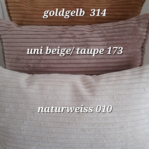 Op de afbeelding: Drie corduroy kussens in verschillende kleuren. Het bovenste kussen is bruin met de tekst "goldgelb 314". Het middelste kussen is lichtbruin met de tekst "uni beige/taupe 173". Het onderste kussen is lichtbeige met de tekst "naturweiss 010".
