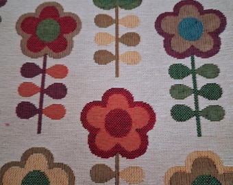 Resto de tela de tapiz, diseño floral sobre fondo beige, 75 x 140 cm.