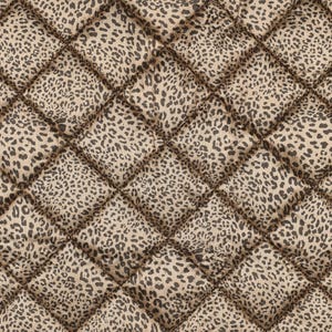 Peut inclure: Un tissu matelassé présentant un motif en losanges répété sur un fond beige. La surface est recouverte d'un imprimé léopard marron foncé, chaque section en forme de losange affichant clairement le motif tacheté de l'animal.
