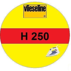 Puede incluir: Un círculo amarillo con una franja roja en el centro que muestra el texto "H 250". En la parte superior del círculo está el logotipo "Vlieseline". Una pequeña ilustración de una plancha se encuentra en la esquina inferior derecha.