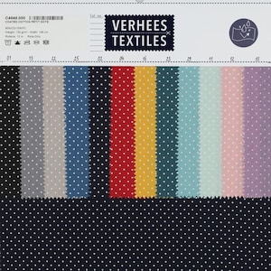 Könnte beinhalten: Ein Stoffmuster mit verschiedenen Farben von beschichteten Baumwoll-Petit-Dots. Das Muster enthält eine marineblaue Basis mit weißen Punkten und eine Auswahl an Farben wie Grau, Blau, Rot, Gelb, Türkis, Rosa und Lila. Der Markenname "VERHEES TEXTILES" ist sichtbar.