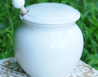 Liitrton Handmade Ceramic Honey Pot with Wooden Dipper Sugar Storage Pot Container Housewarming Gift