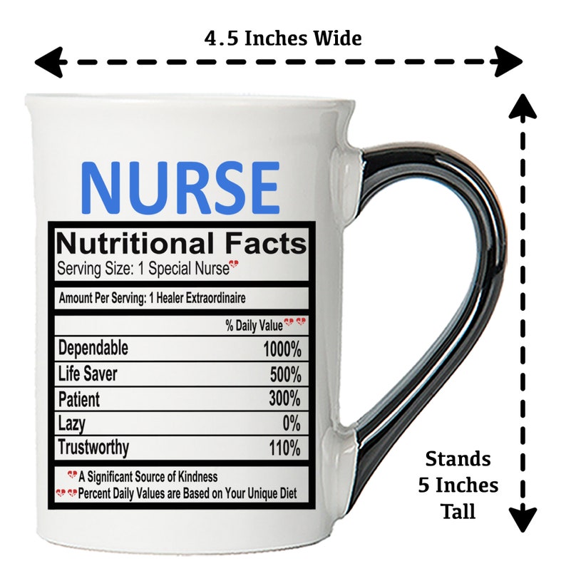K&ouml;nnte beinhalten: Eine wei&szlig;e Keramiktasse mit schwarzem Henkel. Die Tasse zeigt eine Grafik mit einem N&auml;hrwert-Label mit dem Wort "NURSE" oben und dem Text "Serving Size: 1 Special Nurse" und "Amount Per Serving: 1 Healer Extraordinaire". Die Tasse ist 4,5 Zoll breit und 5 Zoll hoch.