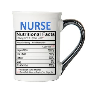 K&ouml;nnte beinhalten: Eine wei&szlig;e Keramiktasse mit schwarzem Henkel. Die Tasse zeigt eine blaue und schwarze Grafik mit der Aufschrift "NURSE Nutritional Facts Serving Size: 1 Special Nurse** Amount Per Serving: 1 Healer Extraordinaire Dependable 1000% Life Saver 500% Patient 300% Lazy 0% Trustworthy 110% A Significant Source of Kindness Percent Daily Values are Based on Your Unique Diet"