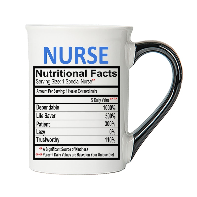 K&ouml;nnte beinhalten: Eine wei&szlig;e Keramiktasse mit schwarzem Henkel. Die Tasse zeigt eine blaue und schwarze Grafik mit der Aufschrift "NURSE Nutritional Facts Serving Size: 1 Special Nurse** Amount Per Serving: 1 Healer Extraordinaire Dependable 1000% Life Saver 500% Patient 300% Lazy 0% Trustworthy 110% A Significant Source of Kindness Percent Daily Values are Based on Your Unique Diet"
