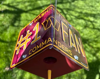 Matrícula de fan número 1 de los Washington Commanders con casita para pájaros