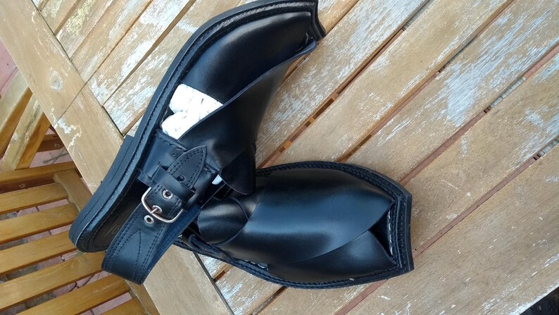 black peshawari chappal