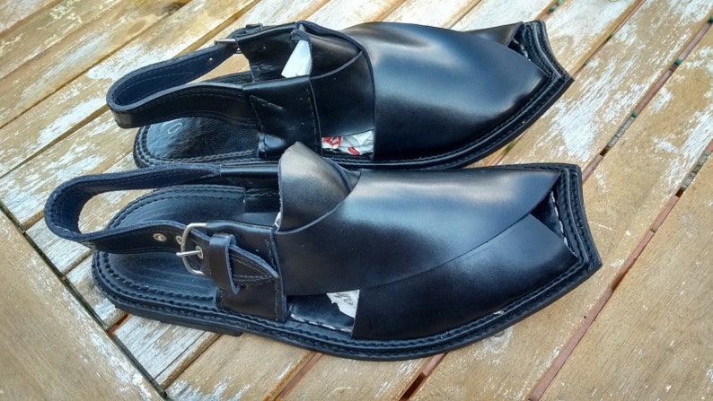 black peshawari chappal