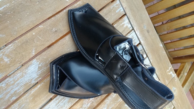 black peshawari chappal