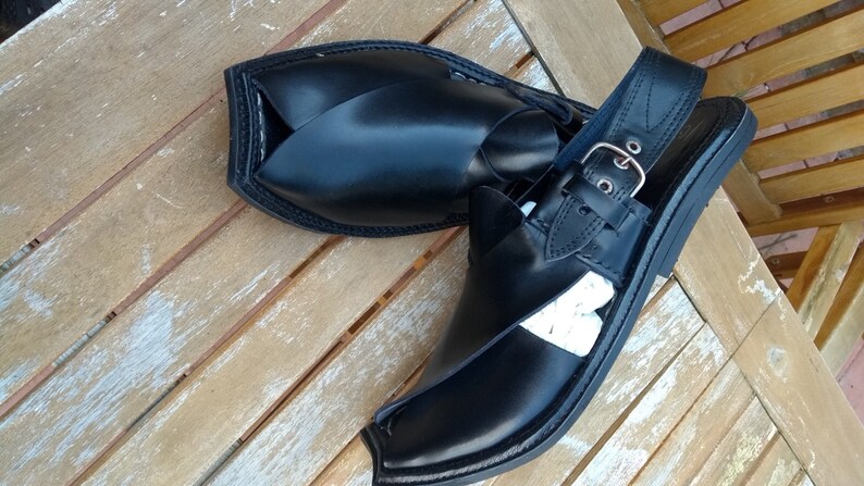 black peshawari chappal