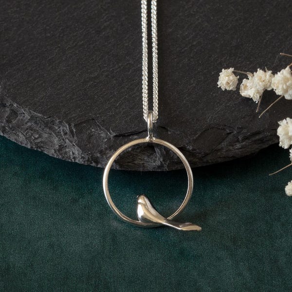 Collar de pájaro en plata de ley • Colgante minimalista de gorrión • Delicado regalo para amantes de las aves • Joyería natural hecha a mano • Collar de uso diario para mujeres