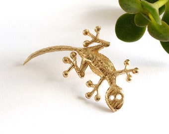 Yellow bronze gecko pin brooch • Statement lizard lapel pin • Unusual coat brooch • Funny lizard collar pin