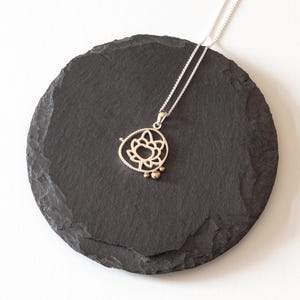 Collier lotus en argent sterling et laiton • Pendentif fleur fait main élégant • Collier inspiré de la nature • Bijoux botaniques uniques