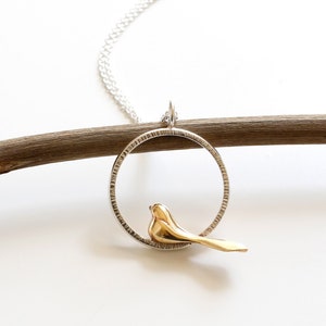Zilveren en bronzen musketting • Vogelhanger van gemengd metaal • Delicaat cadeau voor vogelliefhebber • Esthetische sieraden • Op de natuur geïnspireerd accessoire