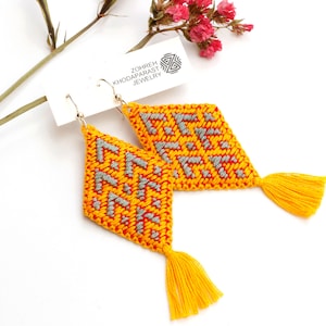 Boucles d&#39;oreilles jaunes brodées à la main | Boucles d&#39;oreilles bohèmes à pampilles | Boucles d&#39;oreilles pendantes jaunes et bleu pastel en textile