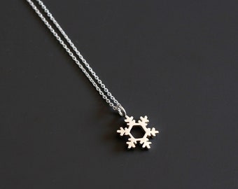Handgemachte Silberkette mit Schneeflocken-Anhänger • Sterlingsilber Winterschmuck • Einzigartiges Geschenk für Sie • Zarte Alltags-Halskette