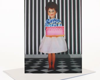 Tarjeta de feliz cumpleaños, tarjeta de cumpleaños peculiar, tarjeta de pastel de cumpleaños, tarjeta de pastel rosa, tarjeta de casa de muñecas, tarjeta de muñeca vintage, tarjeta de cumpleaños retro,