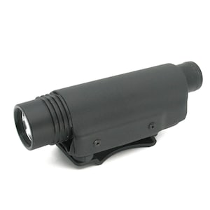 Puede incluir: Una linterna táctica negra con una funda integrada. La linterna tiene un agarre texturizado y un acabado negro.