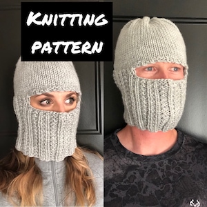 Puede incluir: Dos personas con pasamontañas grises de punto. Los pasamontañas cubren la cabeza y el cuello, con una abertura para los ojos y la boca. El texto "KNITTING PATTERN" se muestra en un cuadro negro encima.
