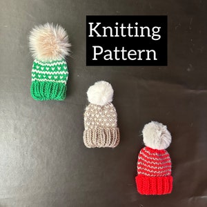 Op de afbeelding: Breipatroon voor drie mutsen met pompoenen. De mutsen zijn groen met witte hartjes, bruin met witte hartjes en rood met witte strepen.