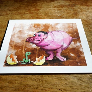 Op de afbeelding: Een aquarel illustratie van een roze, gesegmenteerd wezen met een verraste uitdrukking. Het wezen staat op een bruine achtergrond met twee gebroken gele eieren en een groen, reptielachtig wezen.