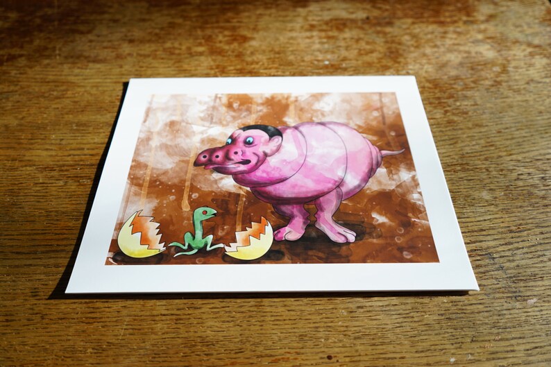 Op de afbeelding: Een aquarel illustratie van een roze, gesegmenteerd wezen met een verraste uitdrukking. Het wezen staat op een bruine achtergrond met twee gebroken gele eieren en een groen, reptielachtig wezen.