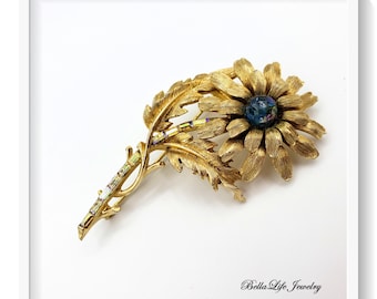 Spilla a forma di fiore Coro, color oro, gambo in strass AB, centro in cristallo blu L10