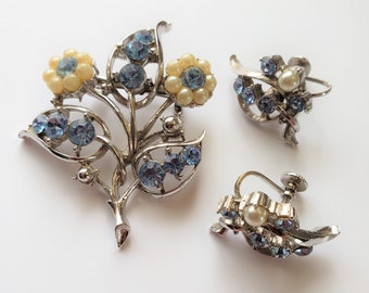Set di orecchini e spille Coro, strass color acquamarina e perle finte, color argento, fiore