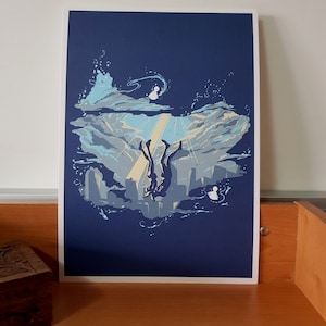 Peut inclure: Une impression d'art rectangulaire sur fond bleu foncé représentant la silhouette de deux personnages tombant à travers un ciel lumineux au-dessus d'une ville. L'image inclut des nuages stylisés, des éléments aquatiques et deux petits personnages blancs.