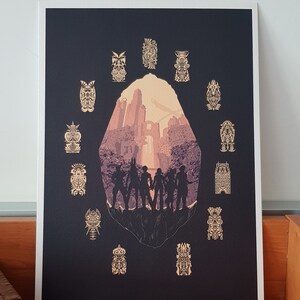 Puede incluir: Una impresión en blanco y negro de un grupo de personas de pie frente a una gran formación rocosa. La formación rocosa está rodeada por un círculo de 12 pequeños diseños intrincados. Las personas están silueteados contra un cielo rosa y naranja.