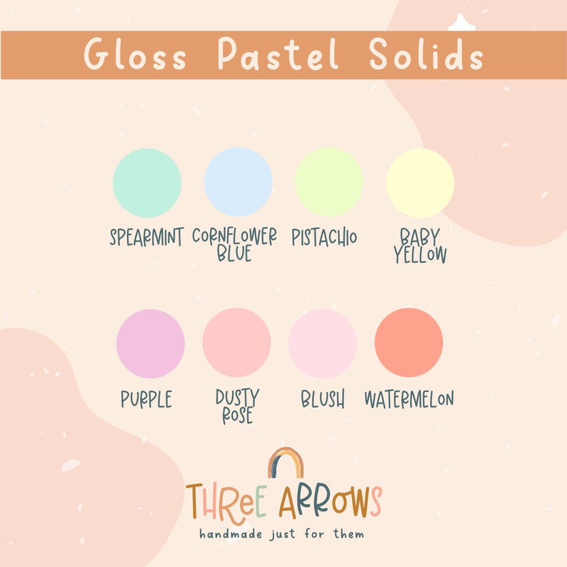 Puede incluir: Una paleta de colores titulada "Gloss Pastel Solids" con ocho colores pastel: menta, azul aciano, pistacho, amarillo beb&eacute;, morado, rosa empolvado, rubor y sand&iacute;a. La marca "Three Arrows" est&aacute; en la parte inferior.