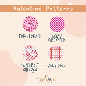Puede incluir: Gr&aacute;fico con cuatro patrones de San Valent&iacute;n: estampado de leopardo rosa, cuadros fucsia, gal&oacute;n de enamorados y cuadros de caramelo. El texto "Valentine Patterns" est&aacute; en la parte superior, con los nombres de los patrones debajo. El logotipo de Three Arrows est&aacute; en la parte inferior.