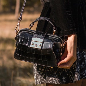Schwarze Krokodiltasche, Krokodilmuster Vintage Tasche, Krokodil Minitasche, Arzttasche, Cross Body Bag, Reisetasche